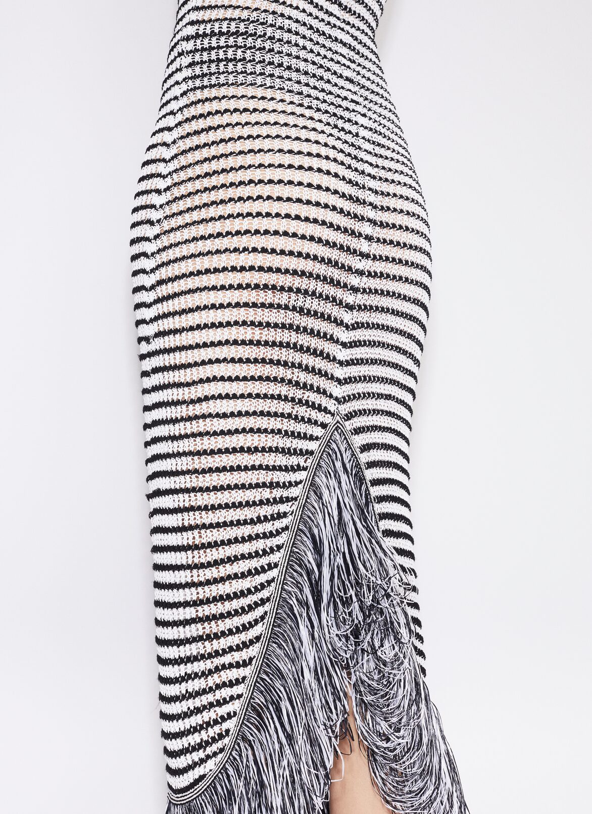 ABITO ALL'UNCINETTO CON FRANGE BODY CONSCIOUS  ALAÏA ABITO ALL'UNCINETTO CON FRANGE BODY CONSCIOUS  BIANCO/NERO